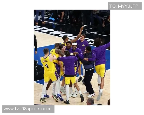 詹姆斯称赞替补球员表现出色范德比尔特重回防守状态助力球队胜利