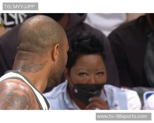 小贾三分犯规引发杜兰特愤怒反应怒砸水瓶场面火爆 小贾三分犯规引发杜兰特愤怒反应怒砸水瓶场面火爆