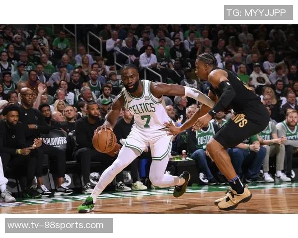 三人联手发威布朗怀特鸭王共砍80分超全队一半得分10分 三人联手发威布朗怀特鸭王共砍80分超全队一半得分10分